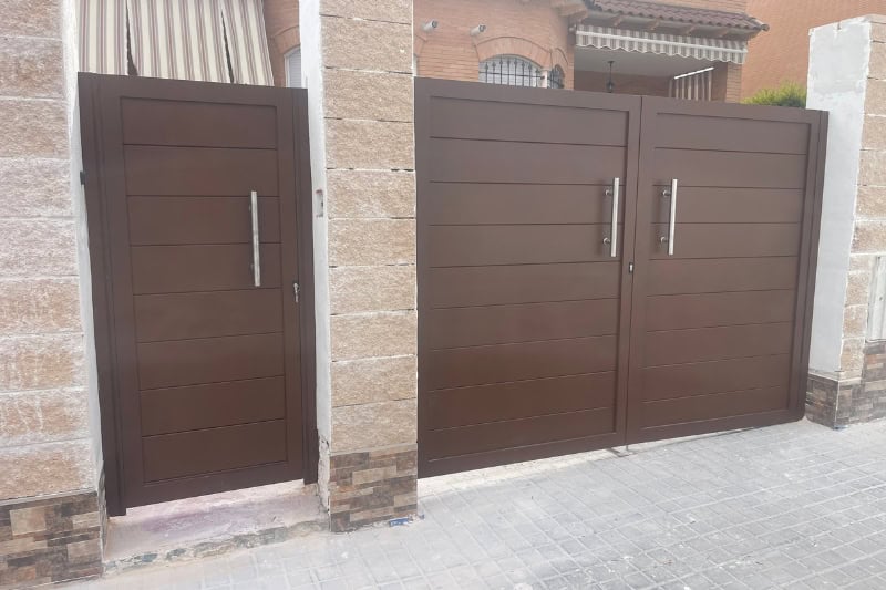 Puerta abatible en aluminio soldado